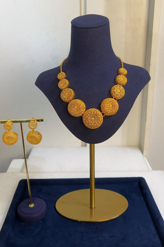 The necklace graduates gracefully toward a prominent central medallion, complemented flawlessly by matching double-tier round filigree drop earrings. A clean, classic aesthetic for the modern woman who loves vintage refinement.