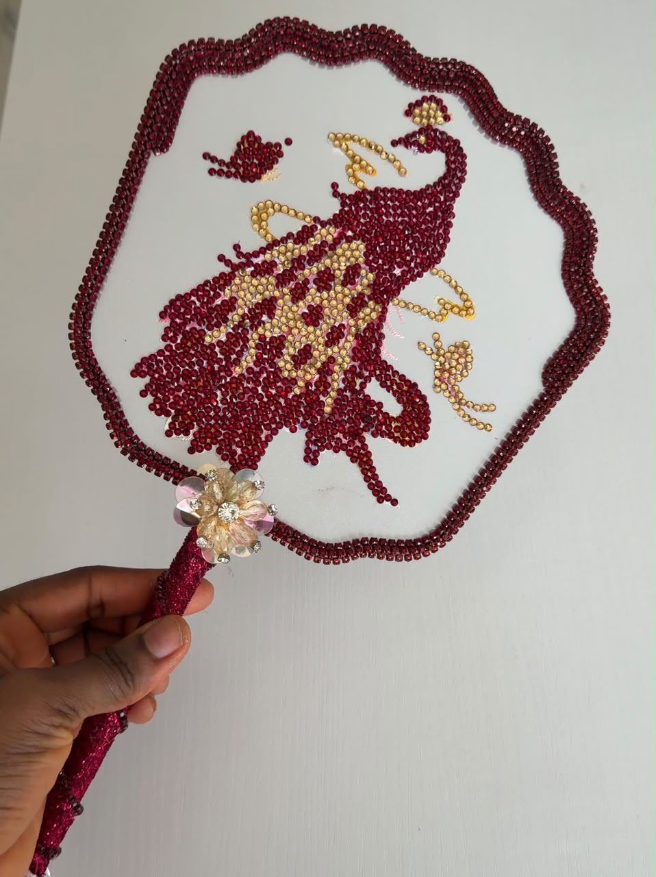 the ergonomic handle provides both comfort and high-impact style—making it a showstopping accessory for brides, traditional wedding attire, galas, and luxury celebrations.